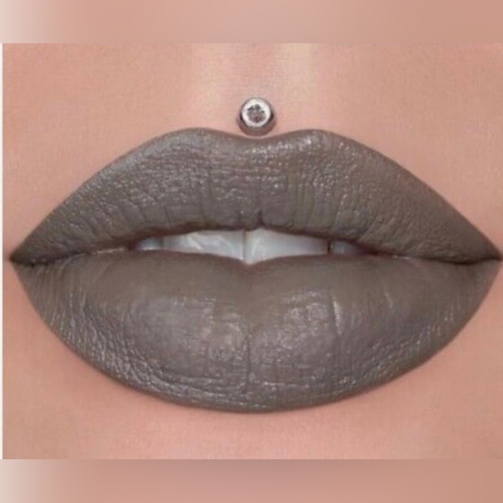 Jeffree Star Velvet Trap Lipstick-Grave Digger